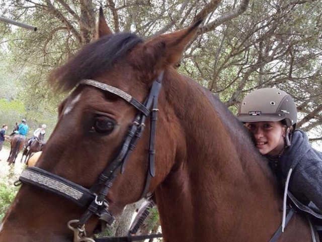 Carinoso con el animal.JPG